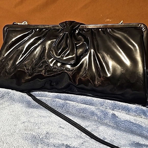 La Regale's Designer Vintage 60's Black Patent Leather Ande w/Bow Long Clutch - Picture 6 of 10